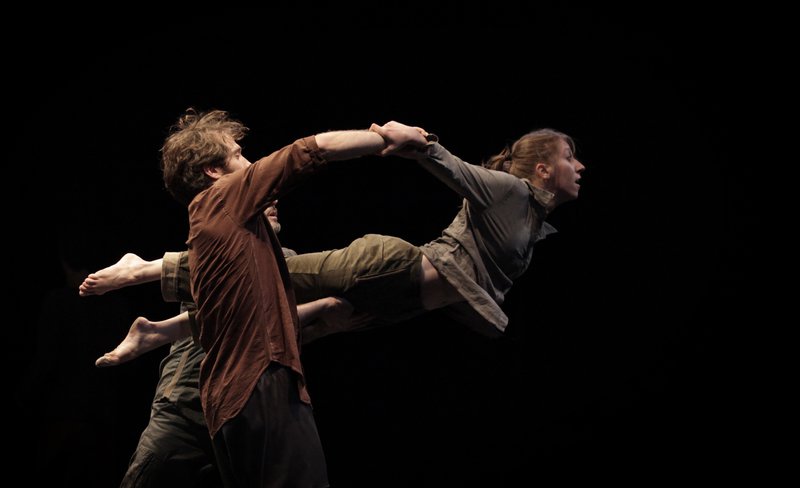 Escena de "A PLACE TO BURY STRANGERS" de Roberto Oliván