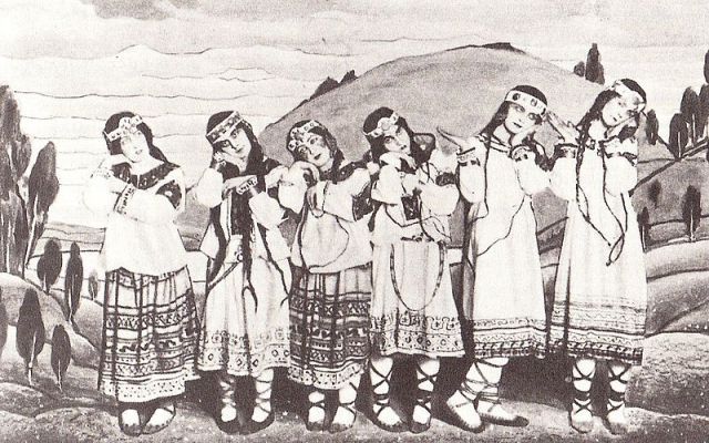 Bailarinas con el vestuario original diseñado en 1913 por Nicholas Roerich. De izquierda a derecha:  Julitska, Marie Rambert, Jejerska, Boni, Boniecka y Faithful.