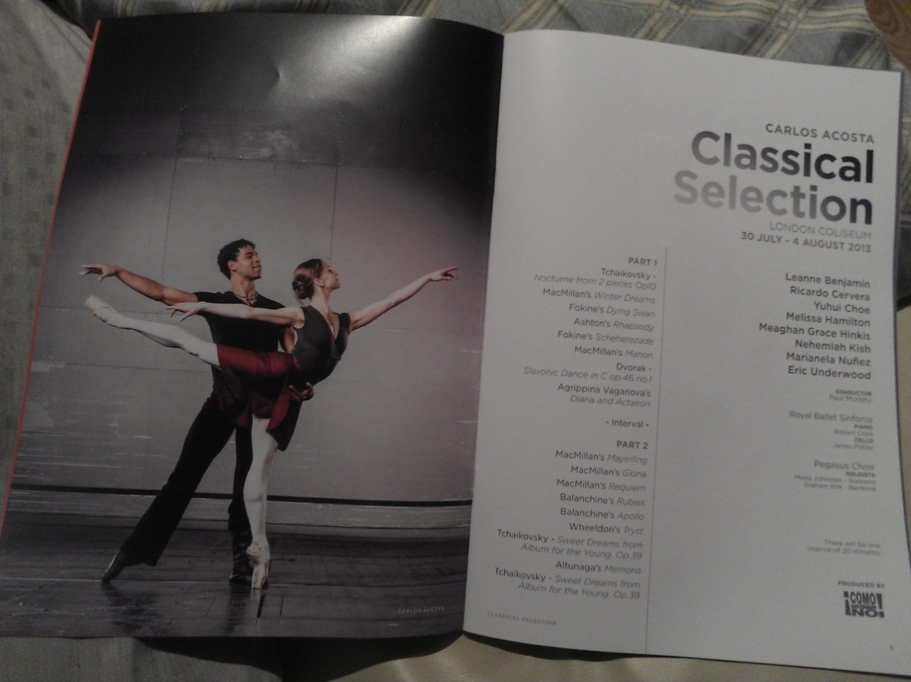 Programa de Classical Selection de Carlos Acosta, 30 de Julio del 2013, Teatro Coliseum de Londres. En estas dos paginas del programa se muestra una fotografia de Carlos Acosta con Marianela Nunez. Los programas valen 5 libras y son una buenisima guia a la hora de seguir las actuaciones y despues para poder leer un poco mas sobre el trabajo que nos han presentado. Se compran una vez ya se esta dentro, en los diferentes halls del teatro.