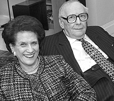 Aquí la foto que han utilizado en el programa del 50 aniversario del Bolshoi en la Royal Opera House, junto a la cual dan la bienvenida al público a que vean las representaciones del Ballet del Bolshoi, indicando que sienten un gran honor por cumplirse el 50 aniversario de visita en Covent Garden, que se sienten afortunados por un público que nunca ha cesado de venerar y aplaudir al Boshoi, que el programa de este año es maravilloso y variado, y que es un gran placer colaborar con la plantilla del Royal Opera House.