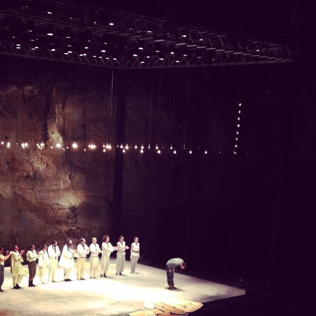 Saludo de despedida de HOFESH SCHECHTER COMPANY tras la última representación de SUN en el Teatre Grec el jueves 10 de julio del 2014. Fotografía del facebook del FESTIVAL GREC. 