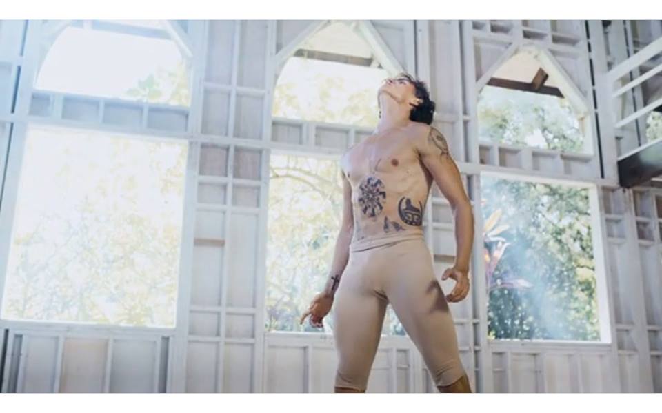 4 minutos de ingravidez…  con Sergei Polunin bailando el superéxito TAKE ME TO THE CHURCH de&nbsp;Hozier