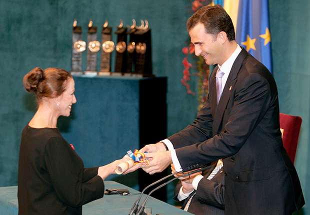 Fotografía de la entrega del Premio Príncipe de Asturias en 2005 a Maya Plietskaya. Fotografía © GTRESONLINE , publicada en artículo de VOGUE http://www.vogue.es/moda/news/articulos/muere-maya-plisetskaya-bailarina-ballet-clasico-premio-principe-de-asturias/22427