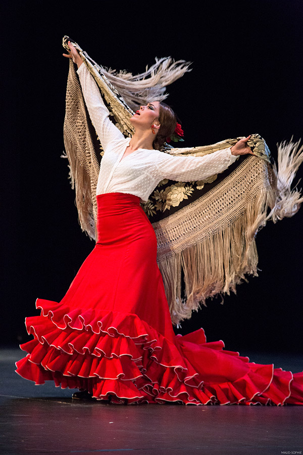 Patricia Guerrero bailando con el mantón en LOS INVITADOS de Belén Maya, que vimos en el CIUTAT FLAMENCO 2015, Mercat de les Flors, Barcelona. Imagen publicada por www.deflamenco.com
