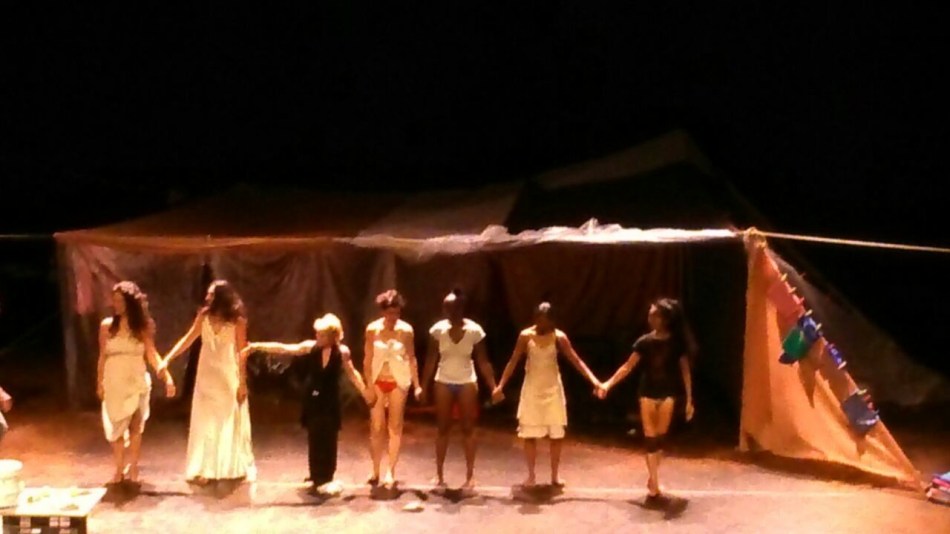 Saludo final el día del estreno de W. W. We Women