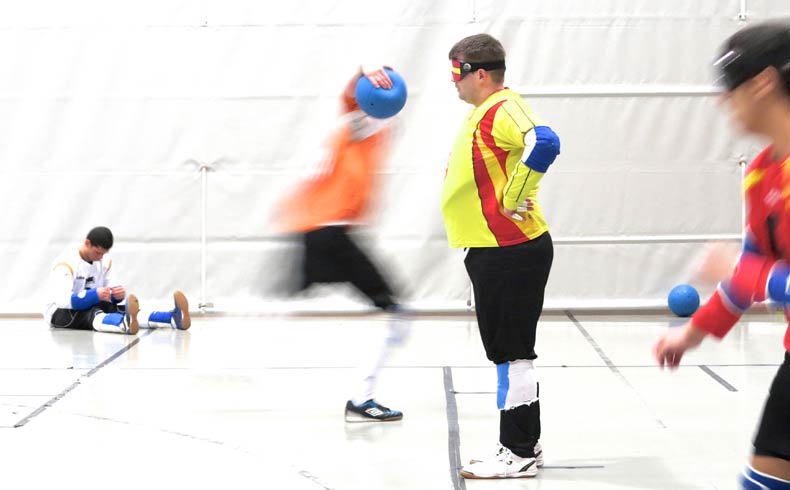 Un grupo de 5 vivimos ayer 60 emocionantes minutos con el Goalball de AURORA de Alessandro Sciarroni en el&nbsp;Mercat